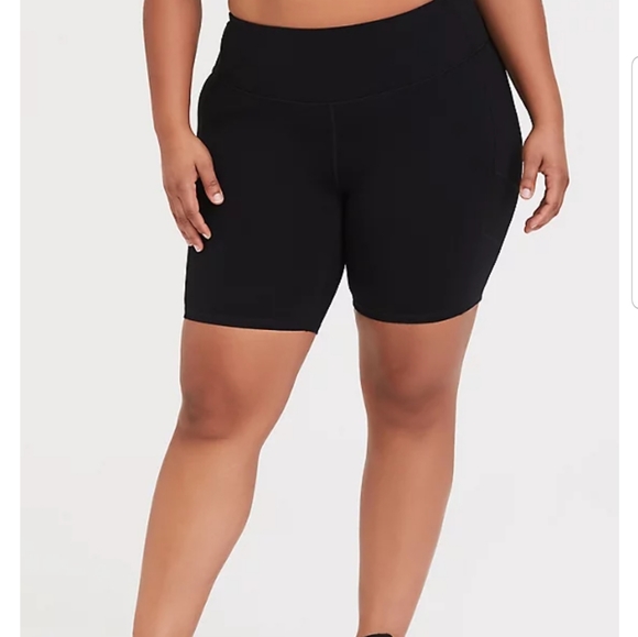 BNWT Torrid active bike short Black size 2 18/20 - Picture 5 of 7
